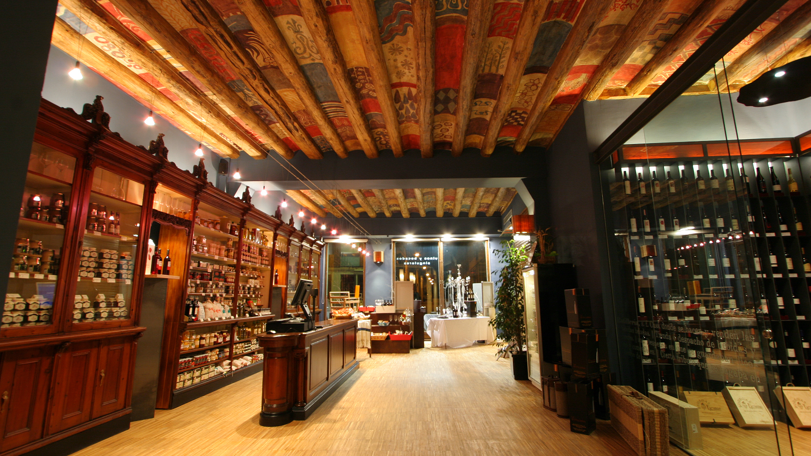 Con el encanto del comercio selecto tradicional, descubre en La Botillería una deliciosa tienda donde adquirir los mejores vinos y productos “delicatesen”.
Además de una completa selección de vinos de diferentes denominaciones de origen, en La Botillería encontrarás los mejores artículos “gourmet” dulces y salados. Productos artesanales realizados a partir de una cuidada selección de materias primas, siempre de primera calidad. Placeres tradicionales, de toda la vida, exquisitos y presentados con todo cariño de lo autentico.
Nuestro equipo estará encantado de asesorarte personalmente para que tu compra te satisfaga por competo, explicándote las características y posibles usos de nuestros artículos.