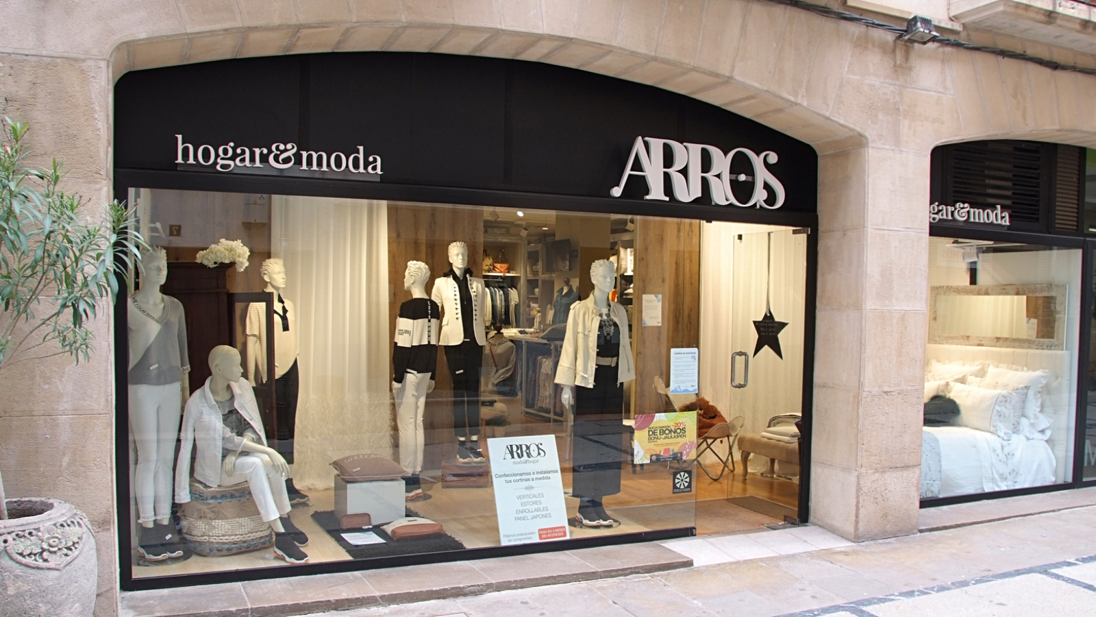 Escaparate sección moda mujer