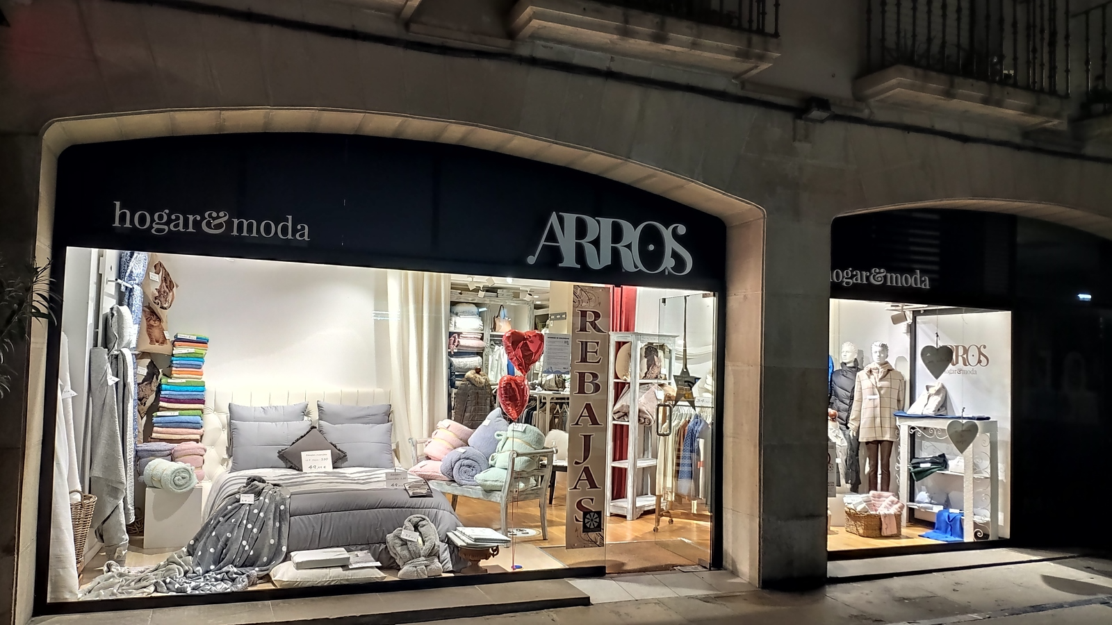 Vista nocturna de escaparate