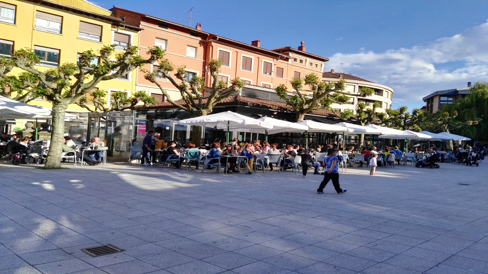 Amplia terraza enfrente al parque San Juan Ibarra