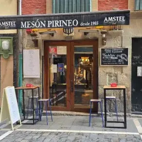 Mesón Pirineo Logo