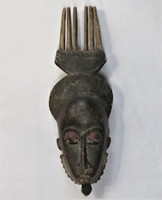 MÁSCARA BAULÉ CON TOCADO DE PEINE.