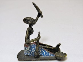 MUJER CON MANDIOCA. BRONCE MINIATURA.