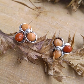 Pendientes artesanos con coral en Plata