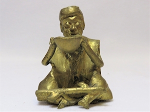 HOMBRE BEBIENDO. BRONCE.