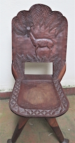 PAREJA DE SILLAS TALLADAS