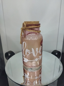Botella de cristal color Rosita claro con letras LOVE. Luz led interior
