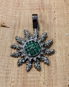 Colgante Eguzkilore en Plata y circonitas verdes